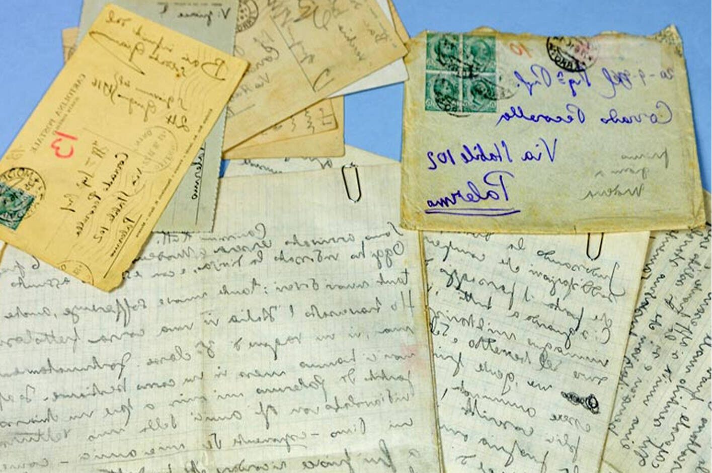 Lettere e cartoline manoscritte d'epoca con francobolli