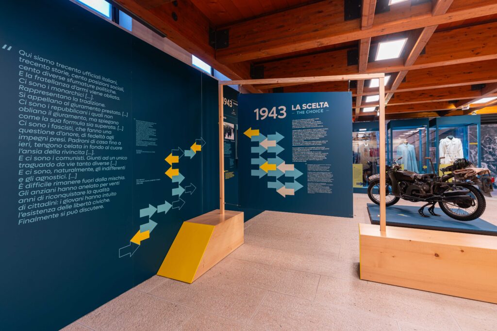 Sala della sezione 1943. La scelta con pannelli blu e una motocicletta d'epoca