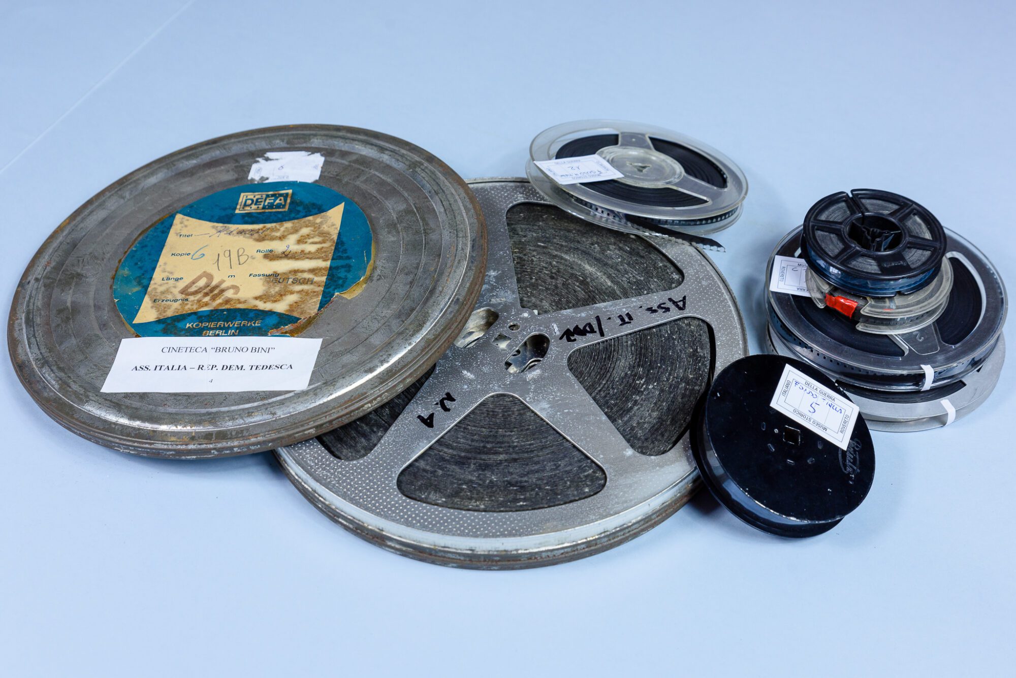 Bobine e pizze di pellicole cinematografiche d'archivio