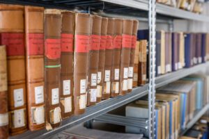 Scaffali della biblioteca con volumi antichi rilegati