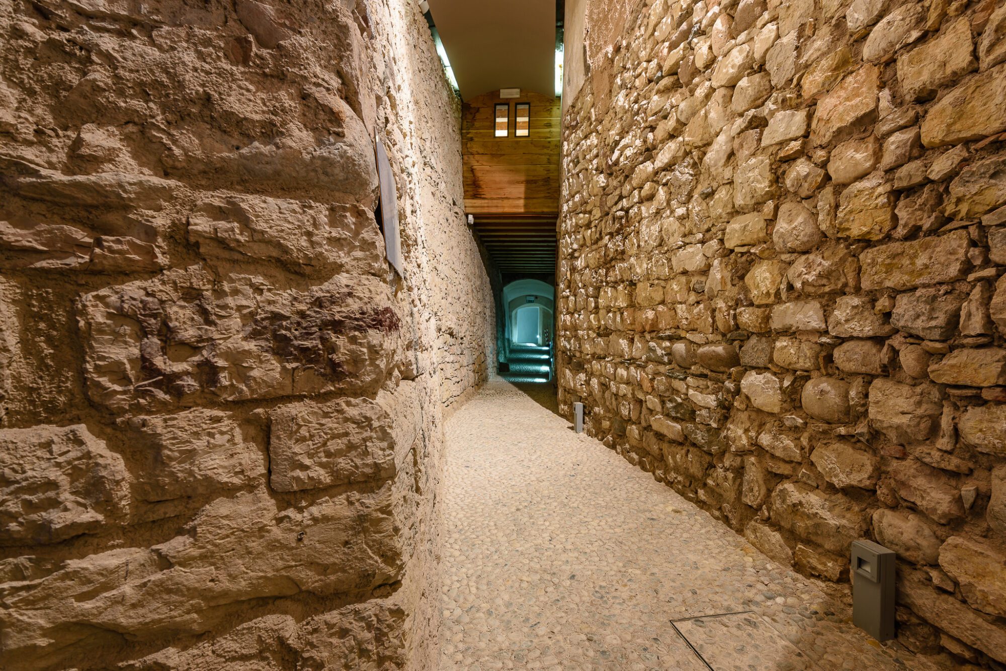 Cunicolo in pietra all'interno del Castello di Rovereto