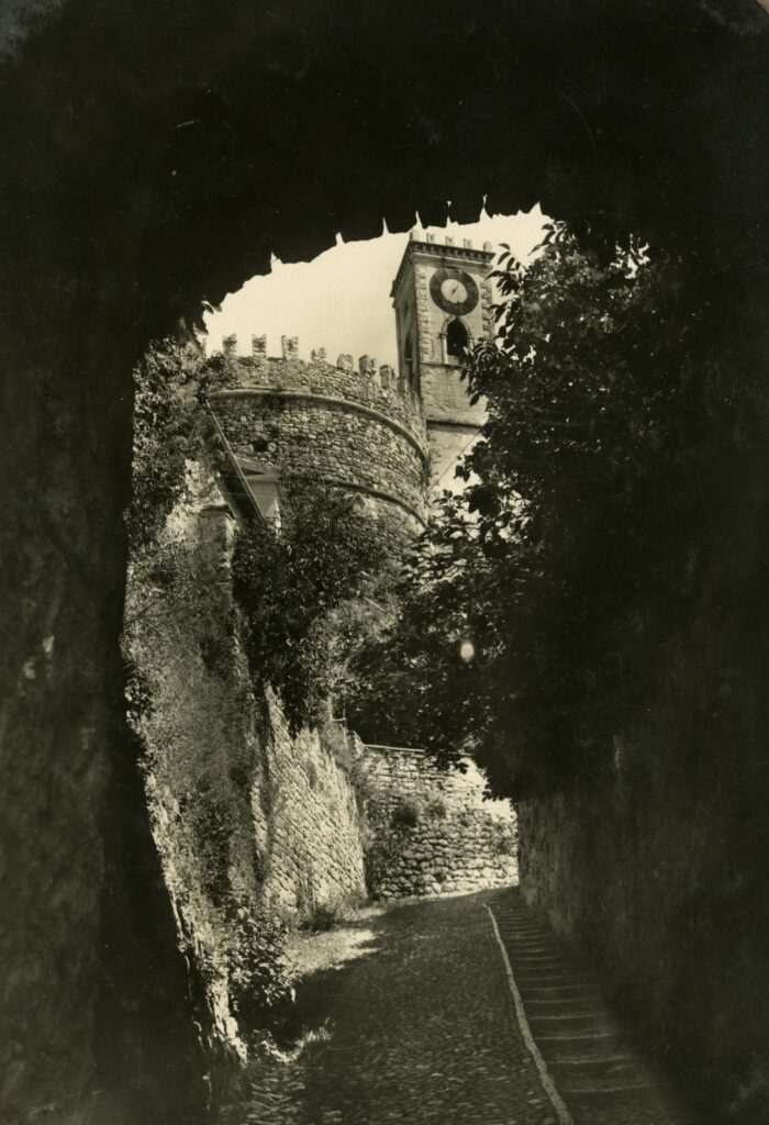Fotografia d'epoca del Castello di Rovereto vista attraverso un arco in pietra