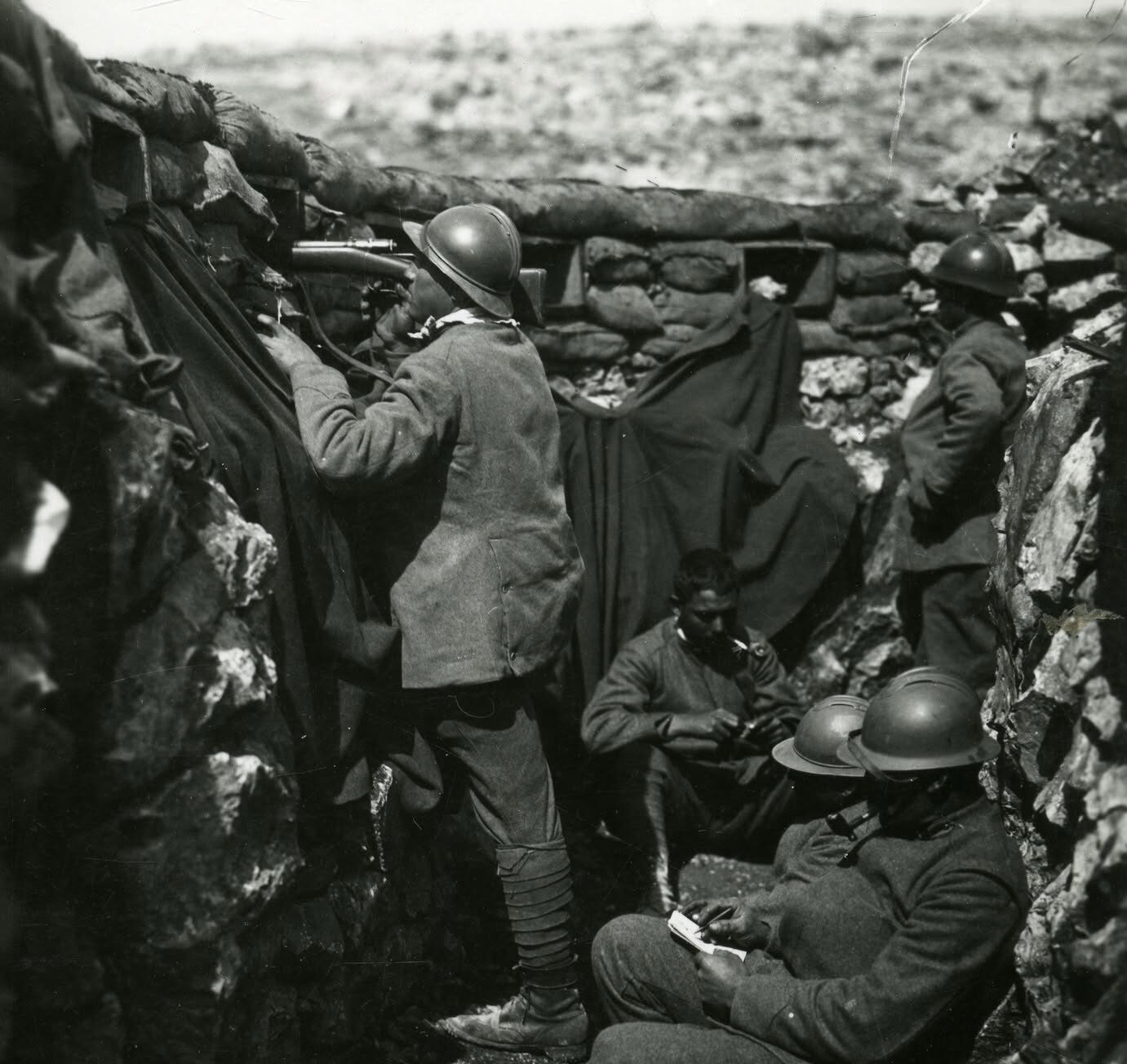 Fotografia storica di soldati in trincea durante la Prima guerra mondiale