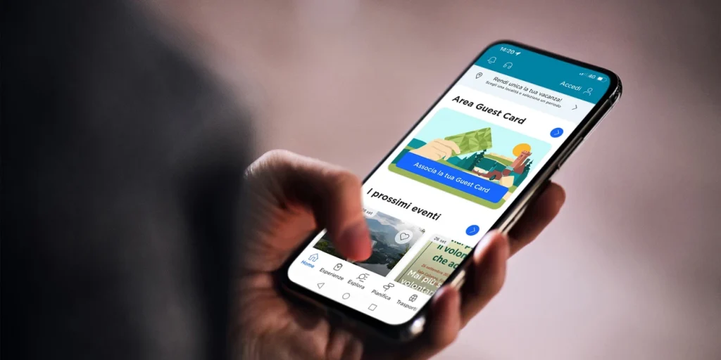 Smartphone con l'app della Trentino Guest Card