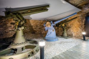 Pezzi d'artiglieria della Prima guerra mondiale nella galleria in roccia di Artiglierie 1914-1918