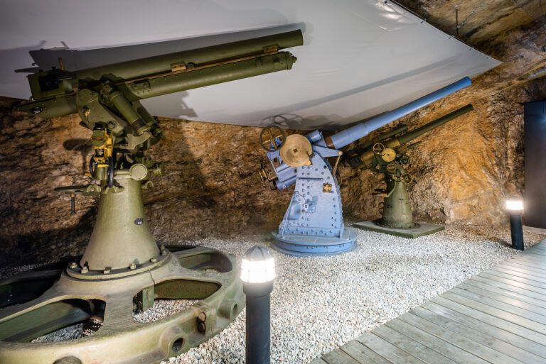 Pezzi d'artiglieria della Prima guerra mondiale nella galleria in roccia di Artiglierie 1914-1918