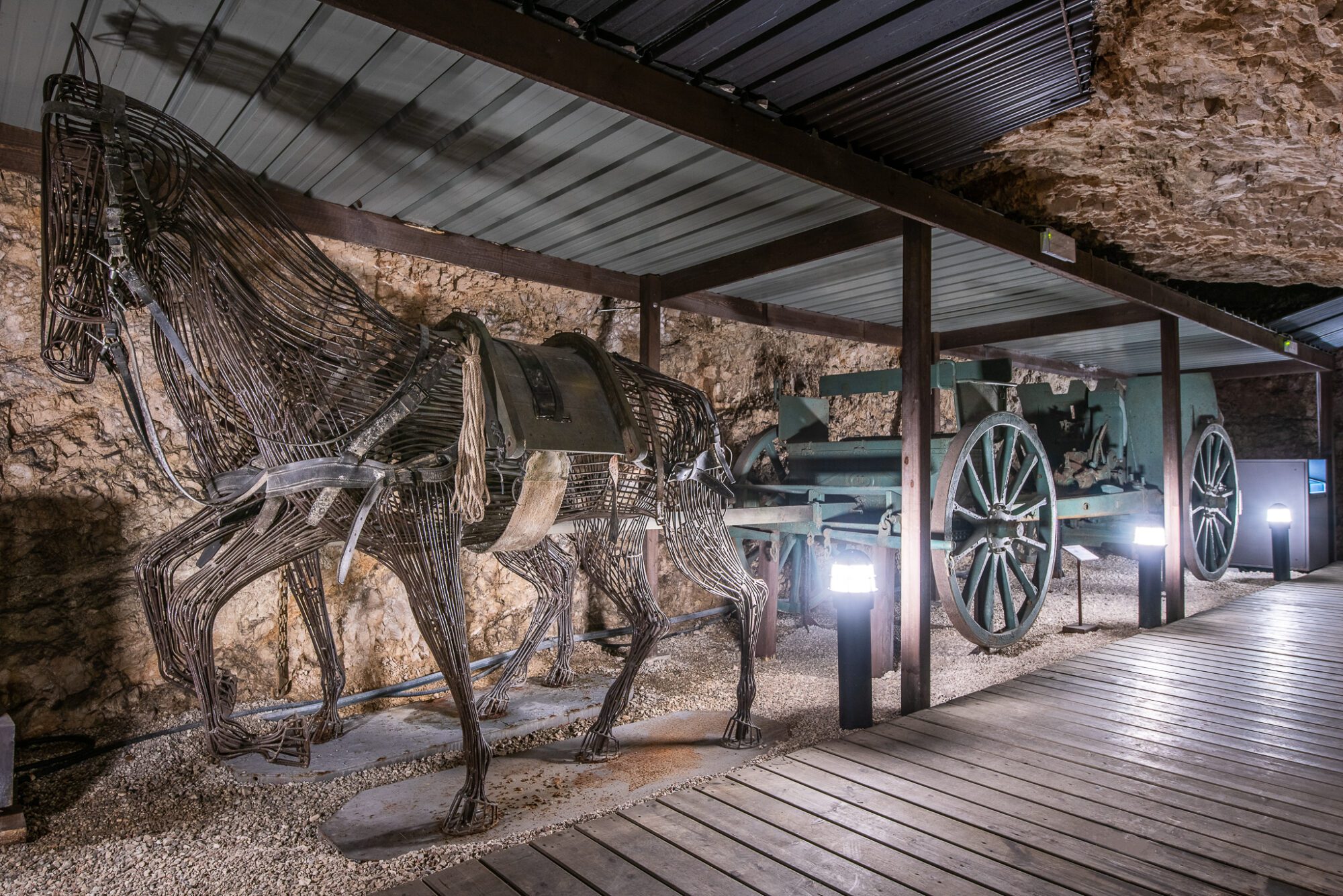 Riproduzione di cavalli da traino con un cannone nella galleria di Artiglierie 1914-1918