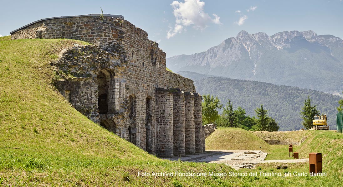 Forte della Prima guerra mondiale tra prati e montagne del Trentino