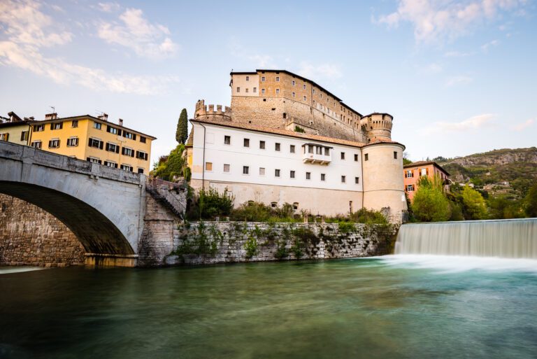 Il Castello di Rovereto e il ponte in pietra sul torrente Leno
