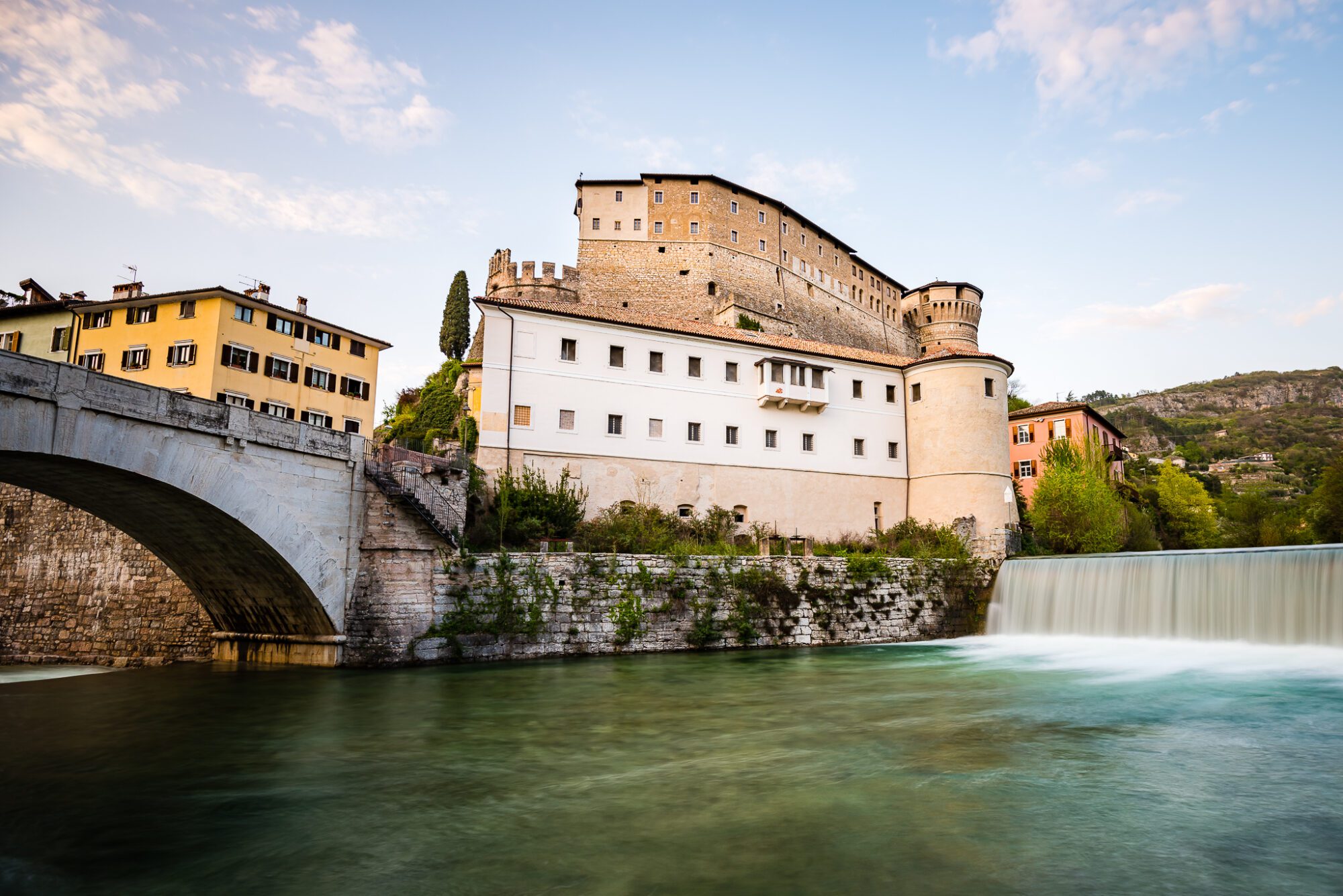 Il Castello di Rovereto e il ponte in pietra sul torrente Leno