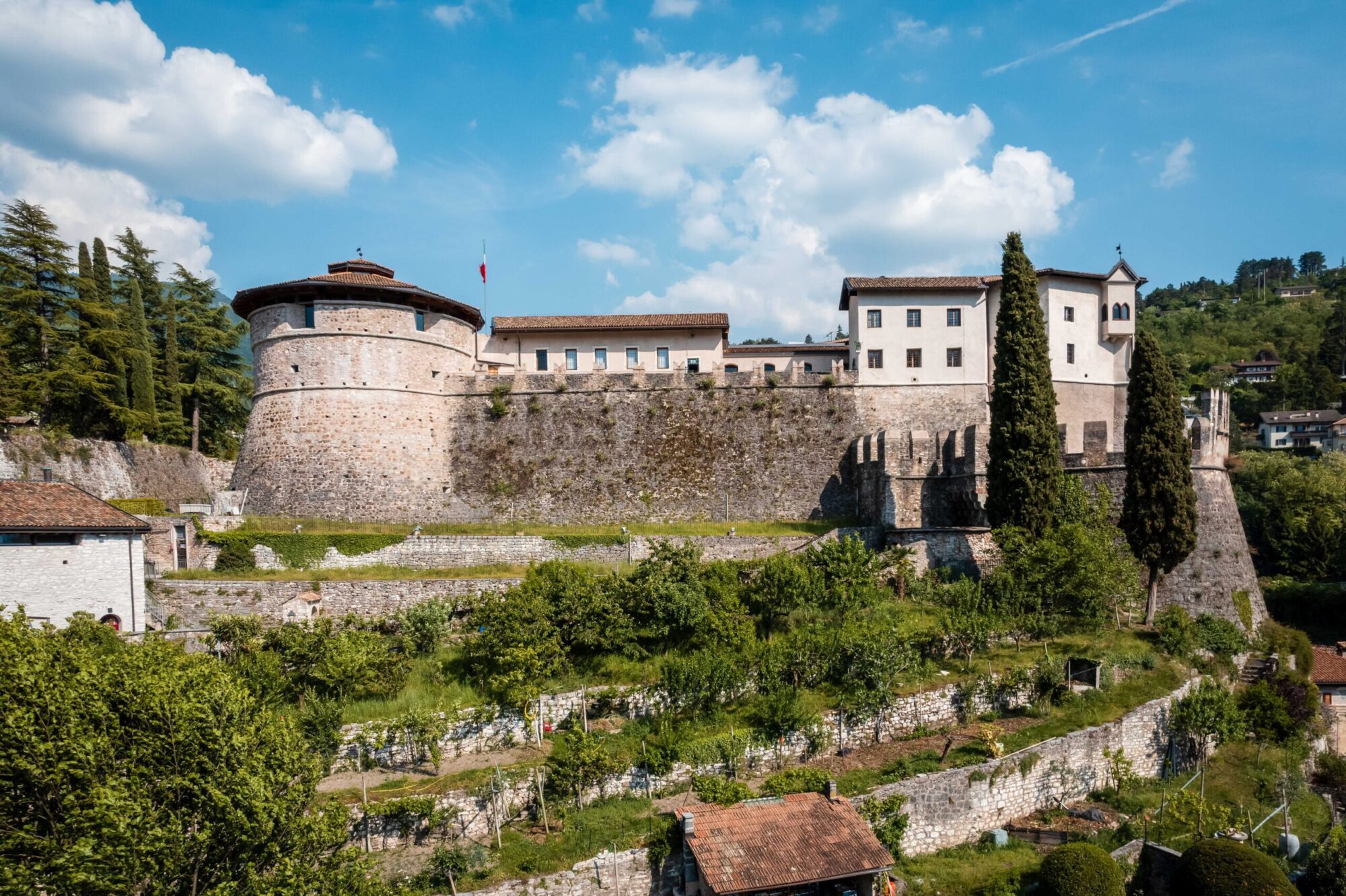 Il Castello di Rovereto con i suoi torrioni, circondato dal verde