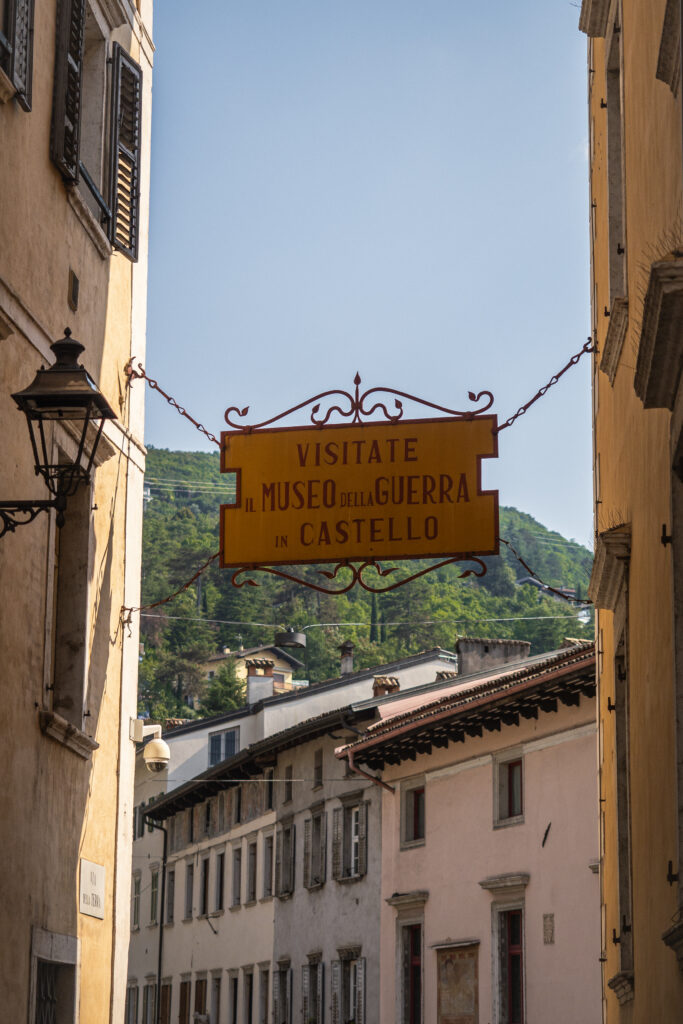 Insegna che indica il Museo della Guerra e il Castello in una via di Rovereto