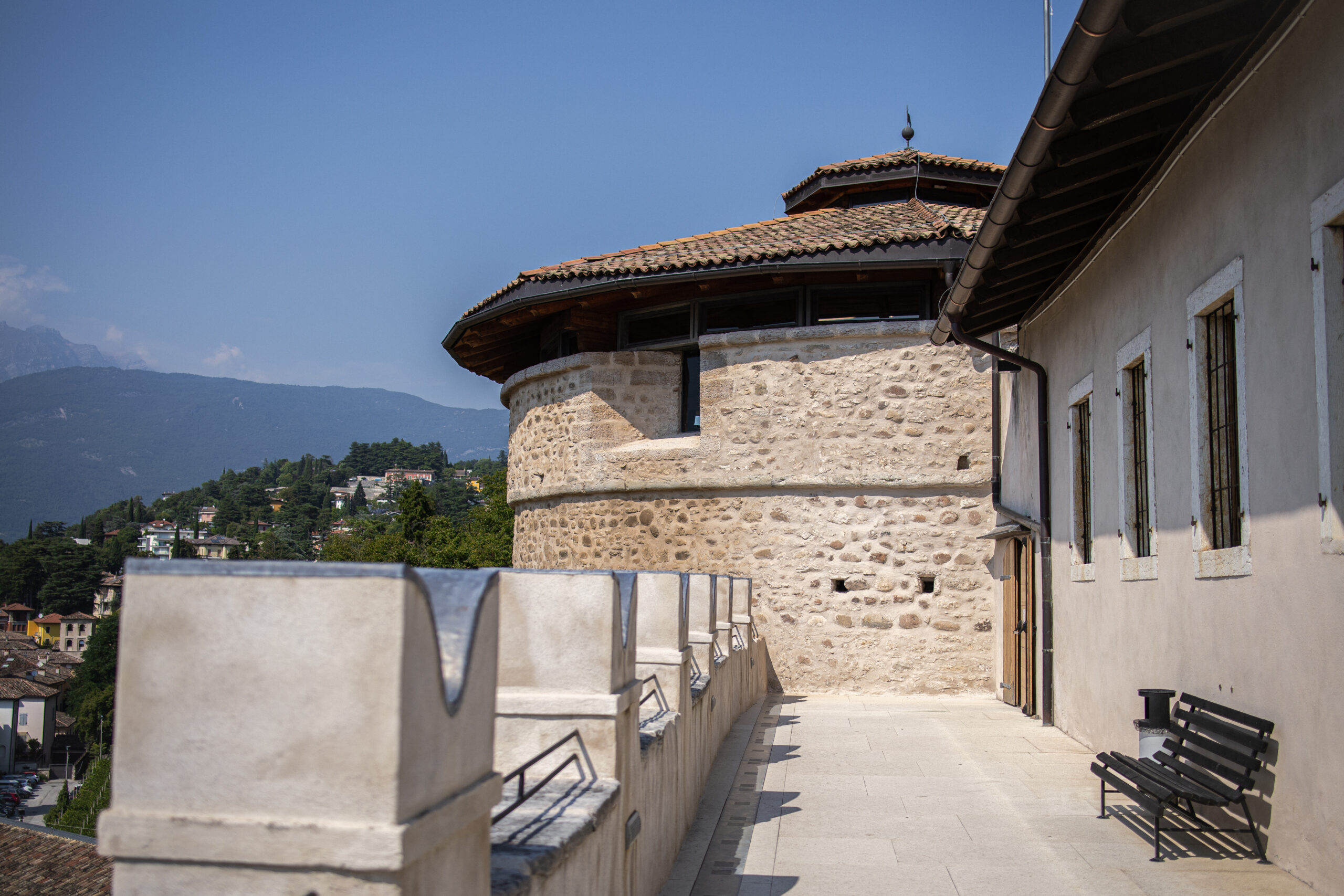 Terrazza panoramica del Castello di Rovereto con uno dei torrioni