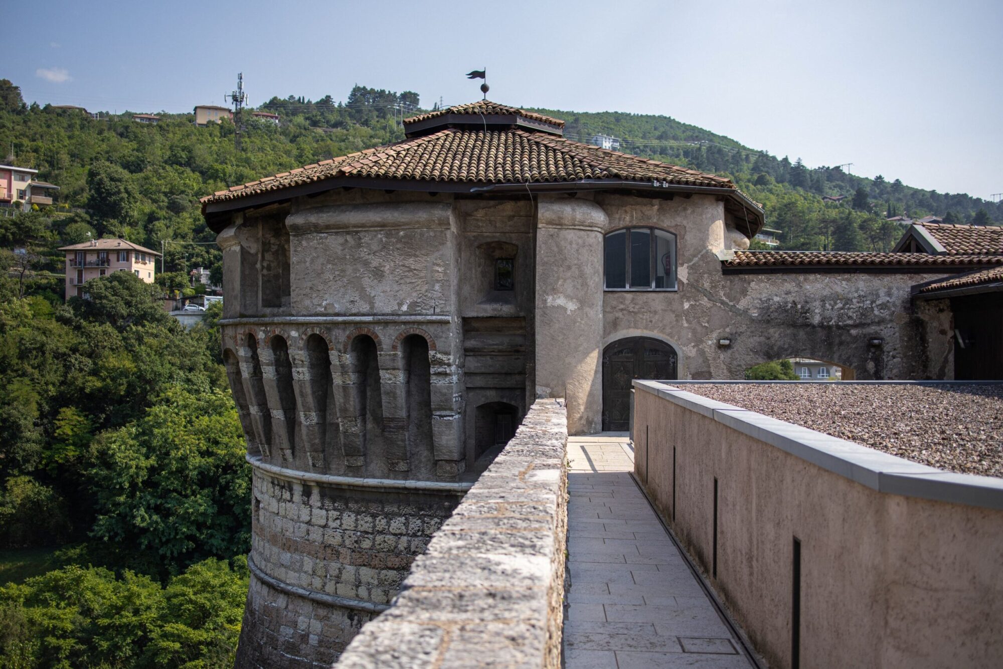Torrione del Castello di Rovereto visto dal camminamento sulle mura