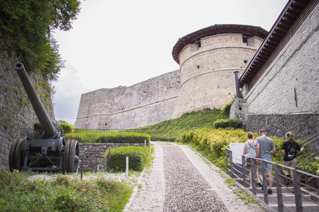 Grande cannone e torrione lungo il viale di accesso al castello