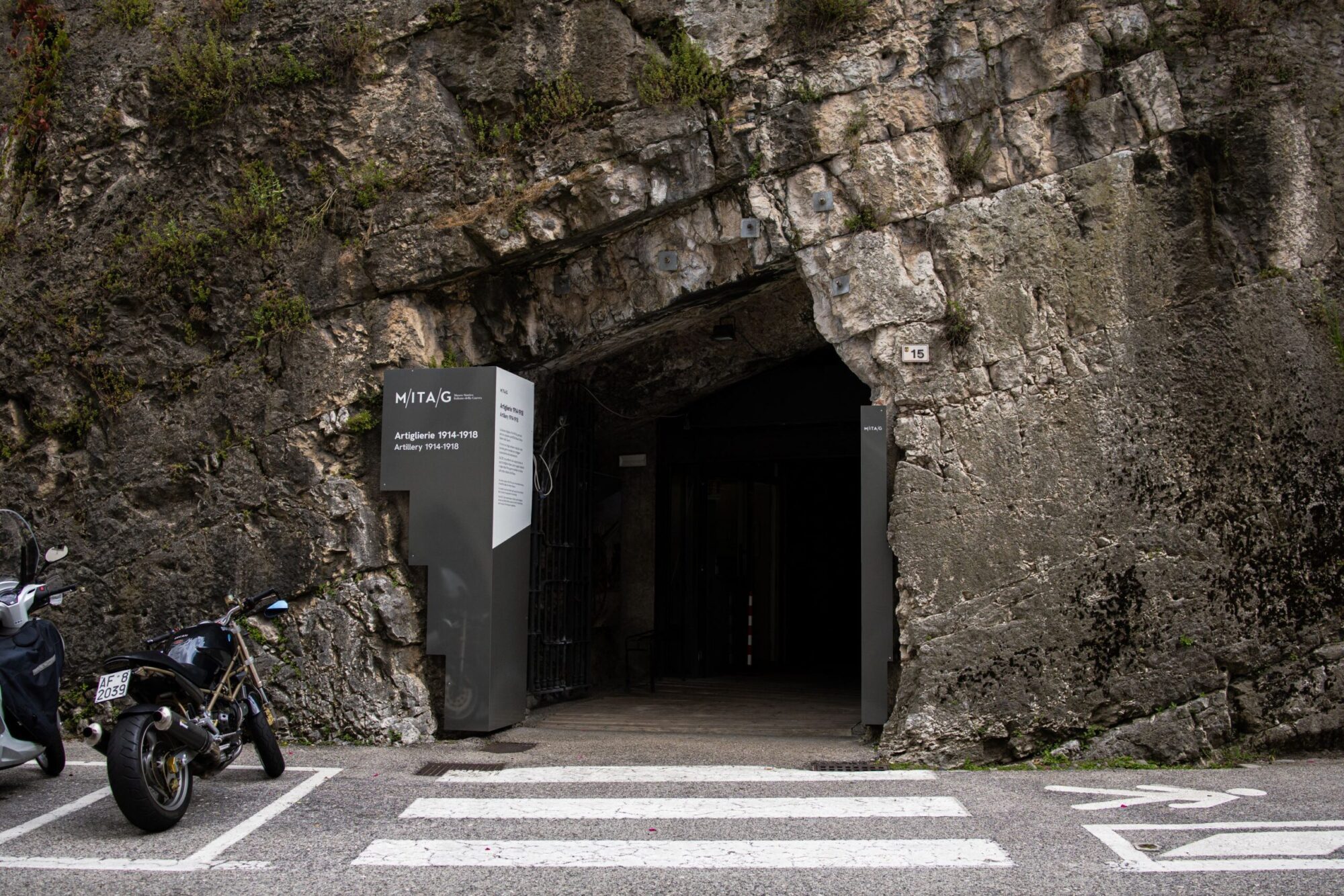 Ingresso scavato nella roccia di Artiglierie 1914-1918, nell'ex rifugio antiaereo