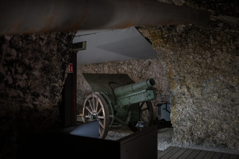 Cannone della Prima guerra mondiale nella galleria in roccia dell'ex rifugio antiaereo