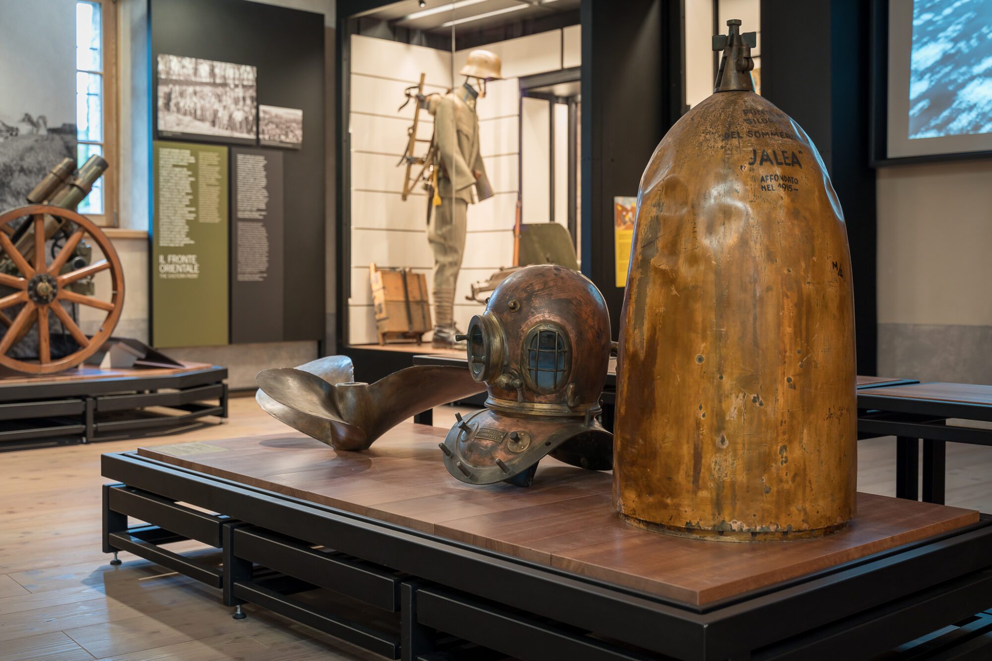 Grande proiettile d'artiglieria e altri reperti al centro di una sala del museo