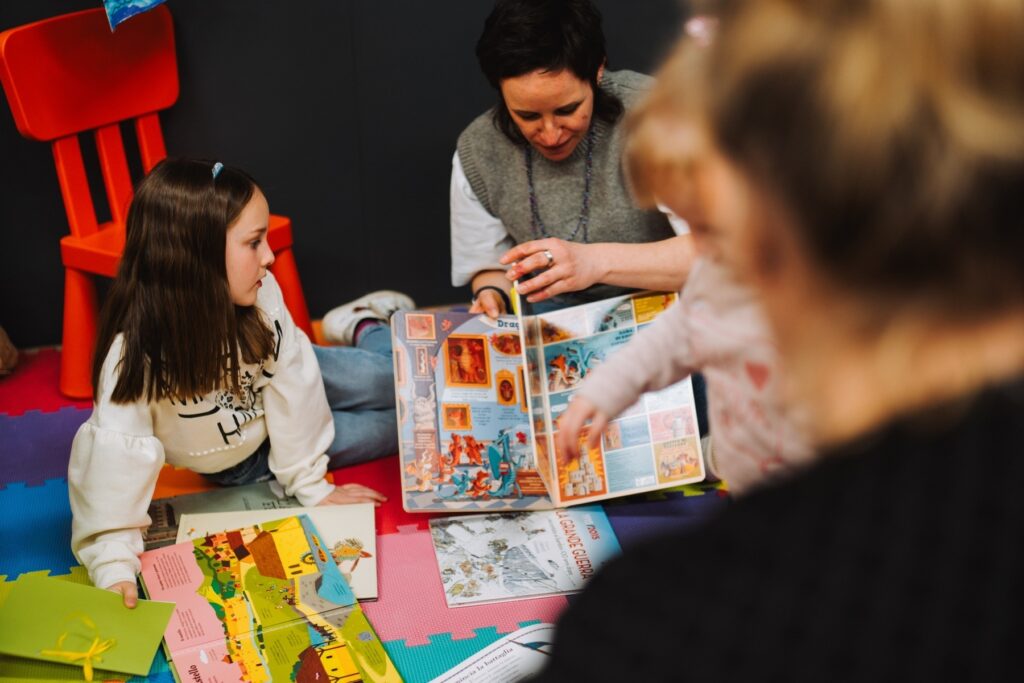 Bambini e adulti durante un laboratorio creativo per famiglie al MITAG