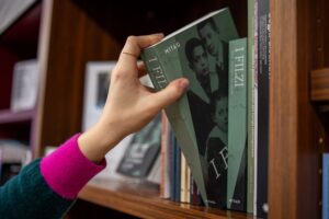Una lettrice prende dallo scaffale il volume I Filzi