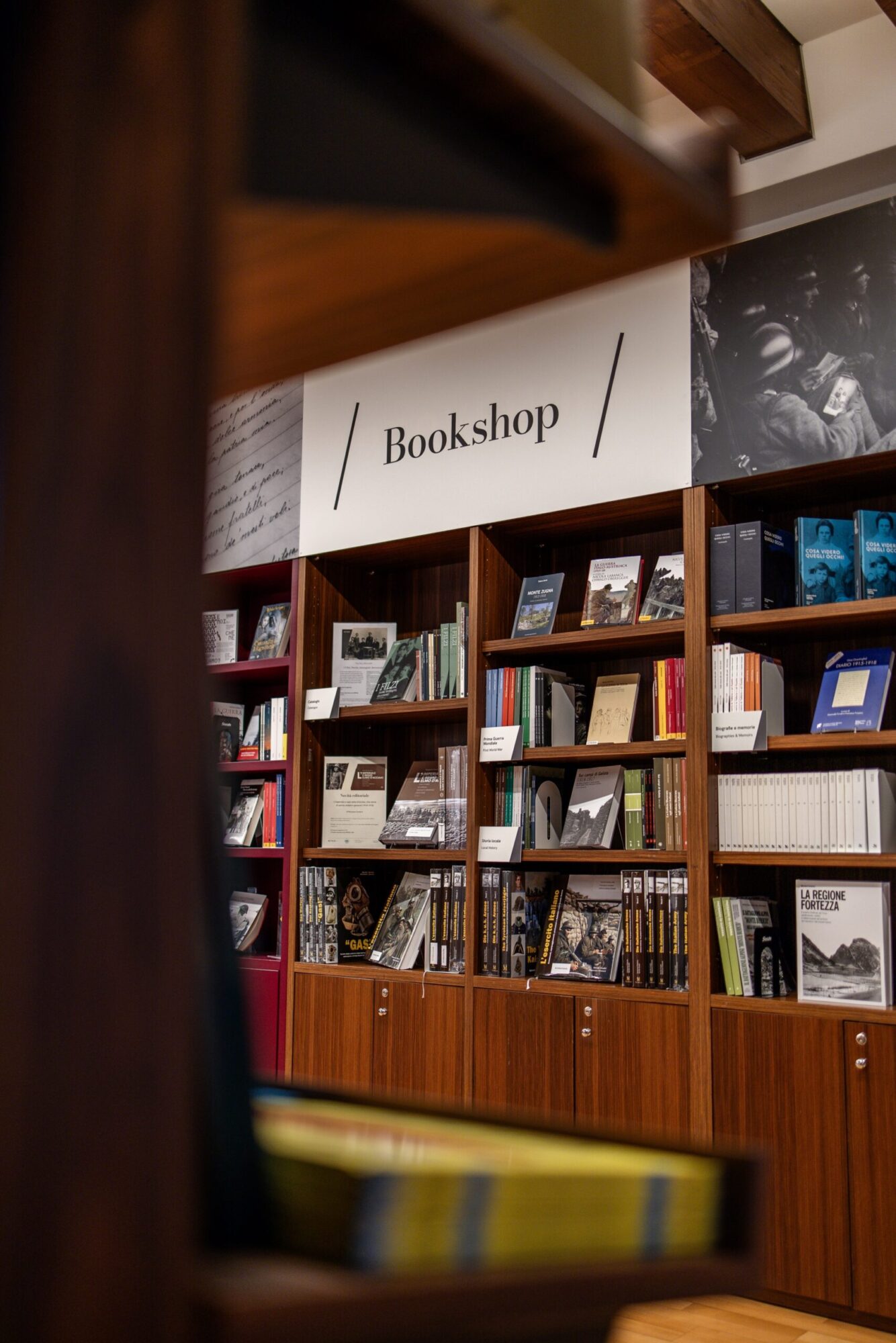 Lo scaffale del bookshop del MITAG con i libri esposti