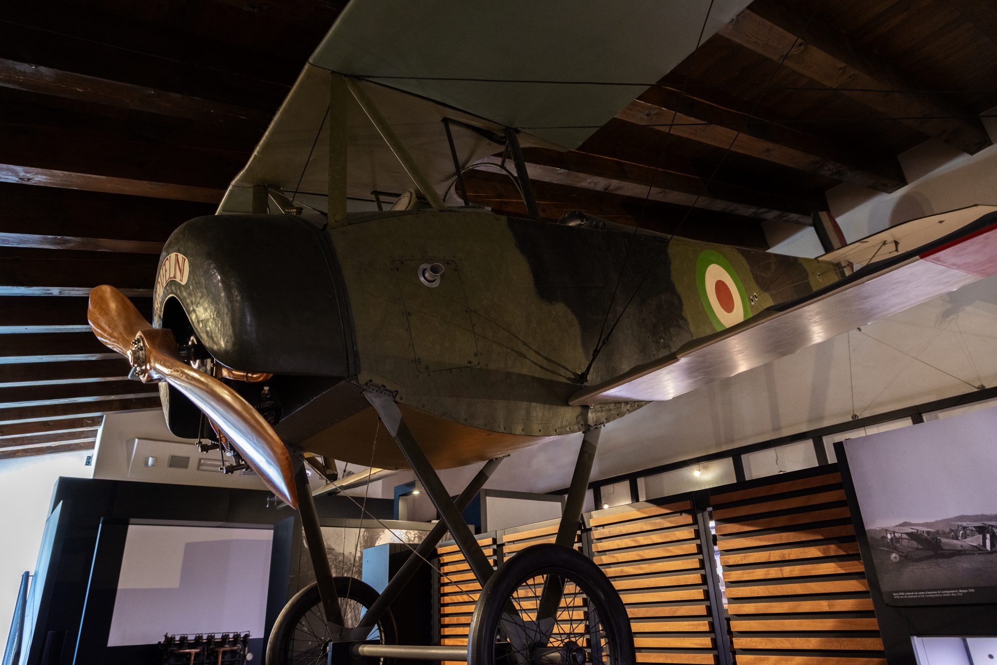 Biplano Nieuport Macchi con coccarde italiane nella sala dell'aviazione