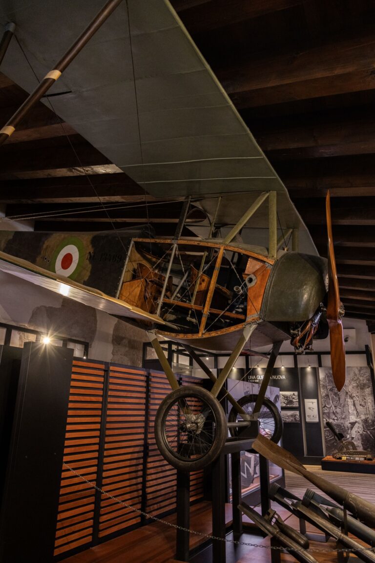Il biplano Nieuport Macchi della Prima guerra mondiale nella sala dell'aviazione