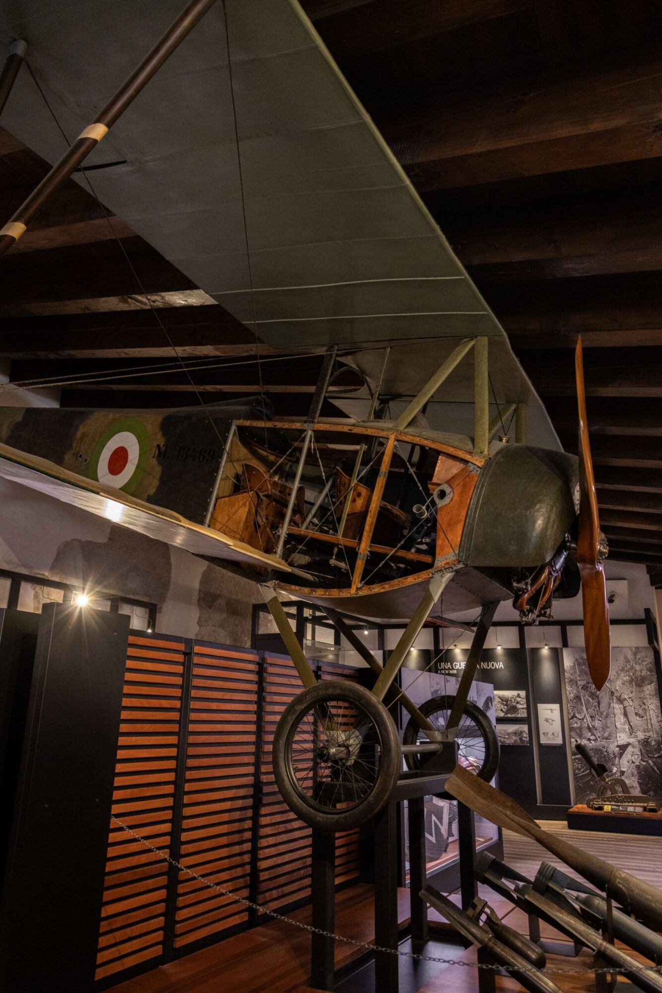 Il biplano Nieuport Macchi della Prima guerra mondiale nella sala dell'aviazione