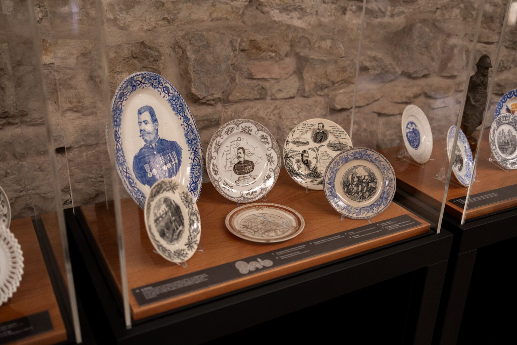 Vetrina con piatti commemorativi decorati con ritratti