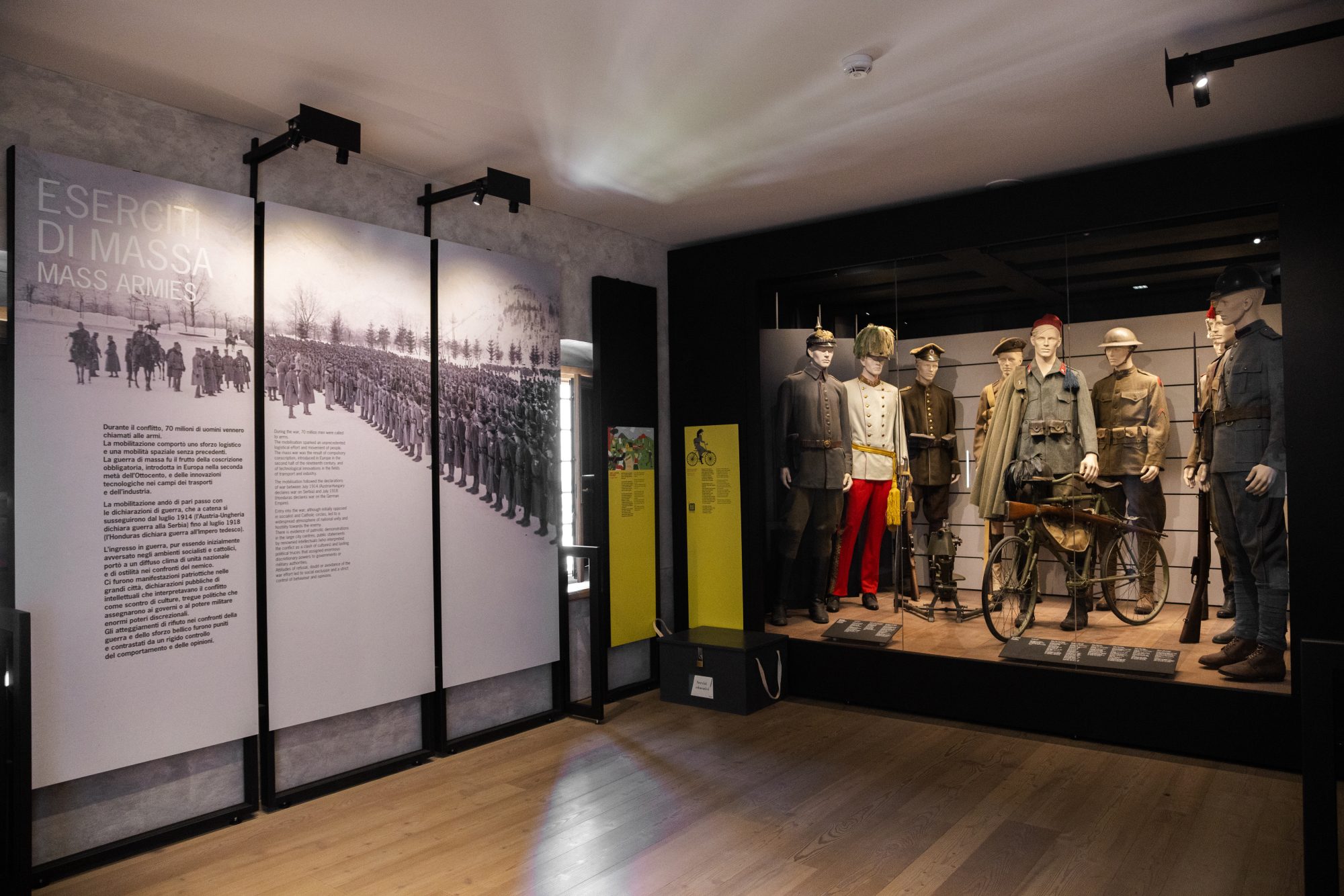 Sala con manichini in uniforme della Prima guerra mondiale e grandi fotografie storiche