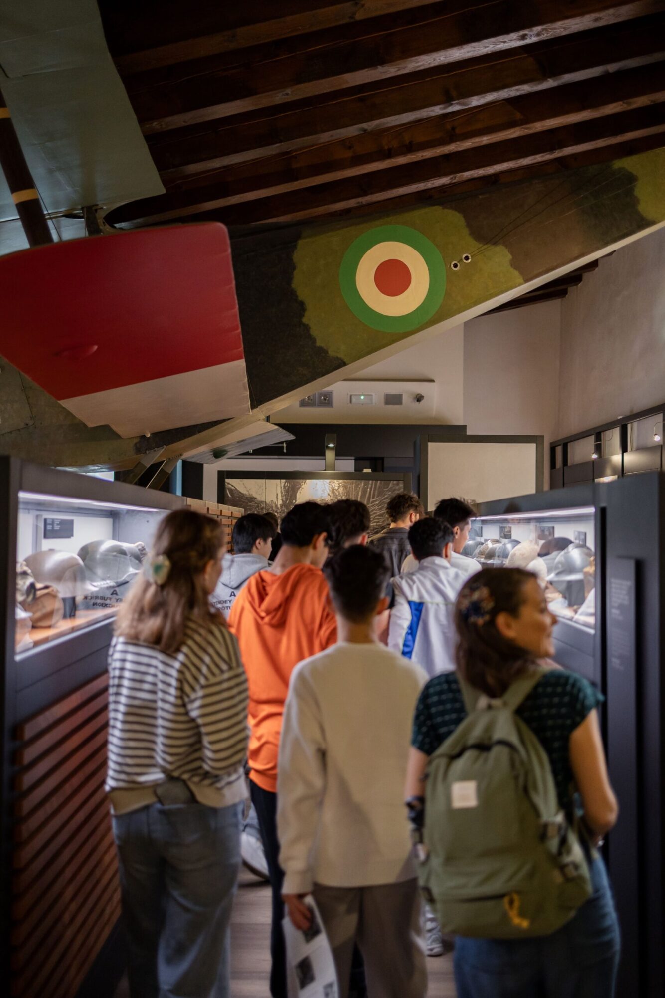 Studenti osservano le vetrine in una sala del museo