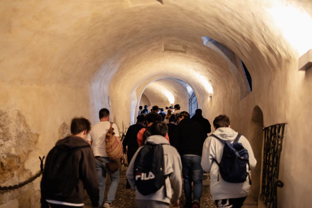 Gruppo di studenti in un cunicolo del castello