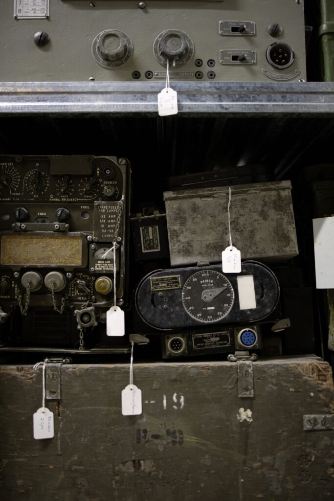 Strumenti militari con etichette di inventario nei depositi del MITAG