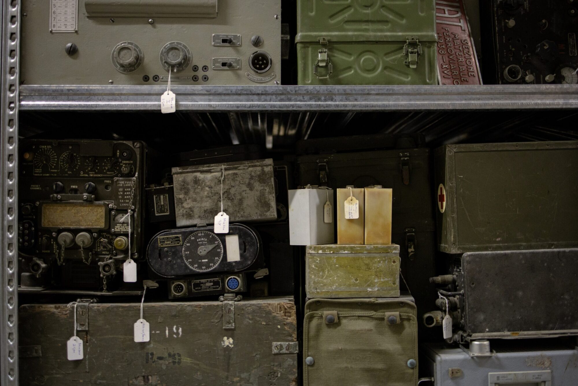 Apparecchiature radio militari con cartellini di inventario nei depositi del museo
