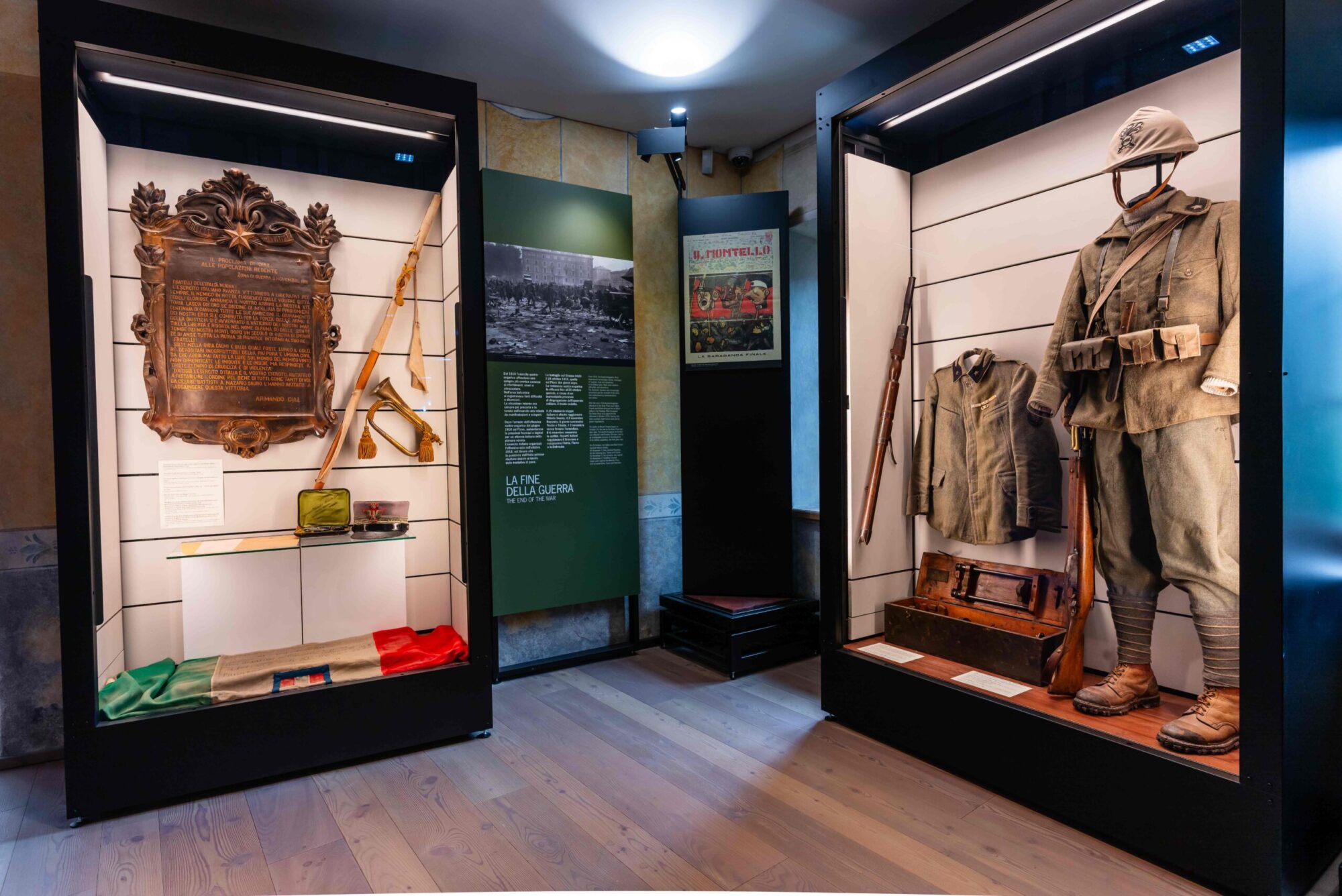 Vetrine con un'uniforme militare e cimeli della fine della Prima guerra mondiale