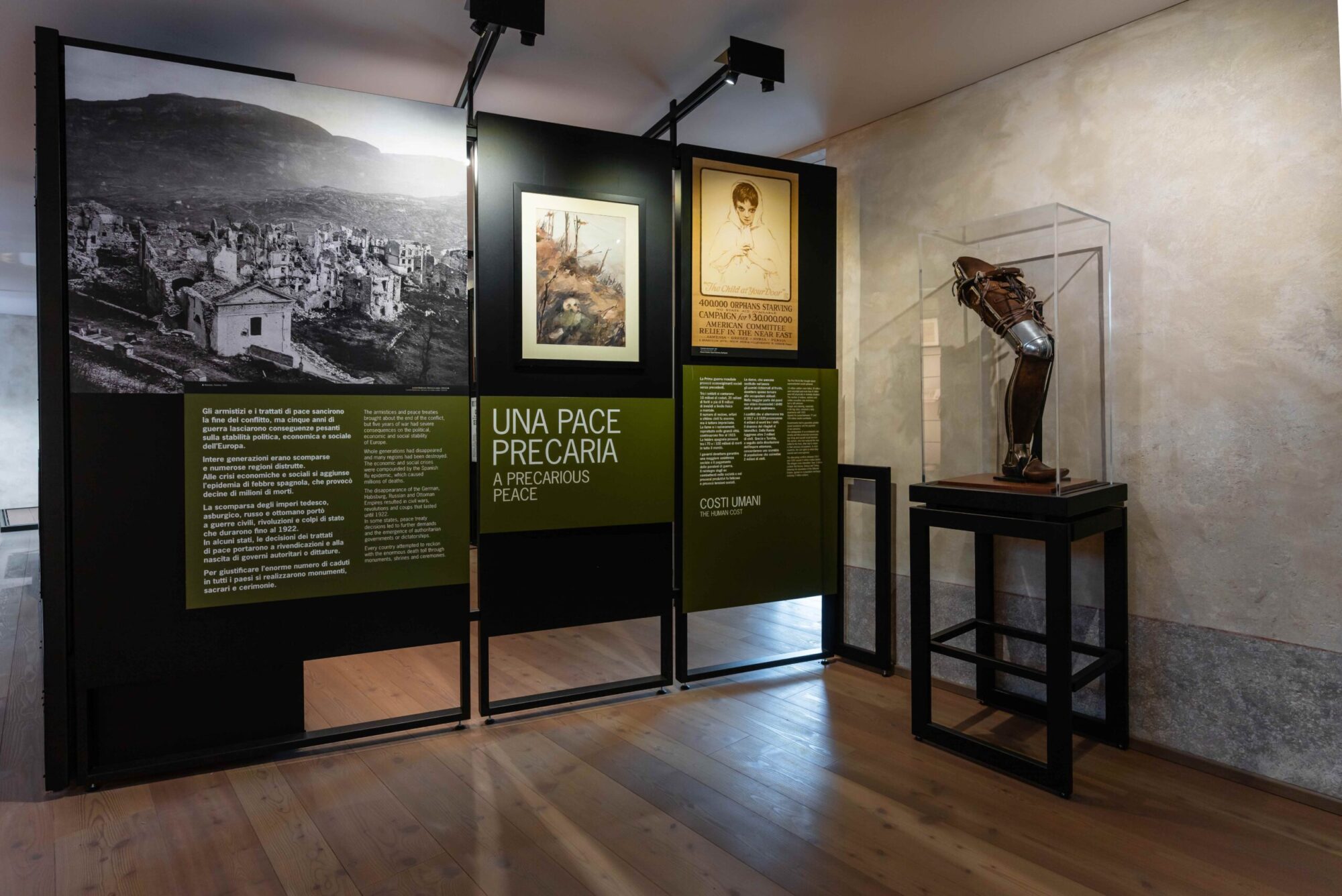 Sala del percorso dedicata alla pace dopo la Grande Guerra, con pannelli e una vetrina