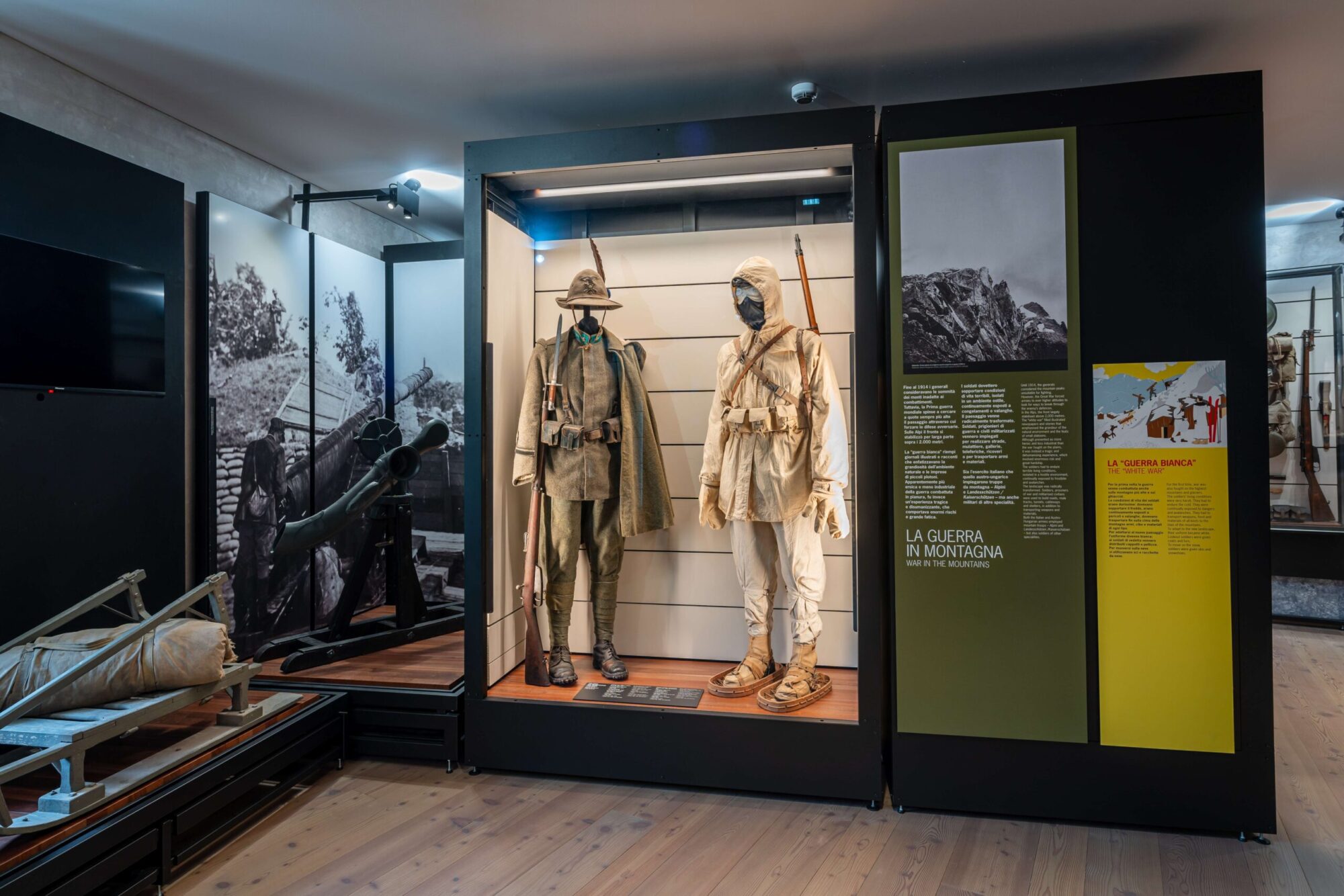 Vetrina con due uniformi militari della Prima guerra mondiale nel percorso del museo