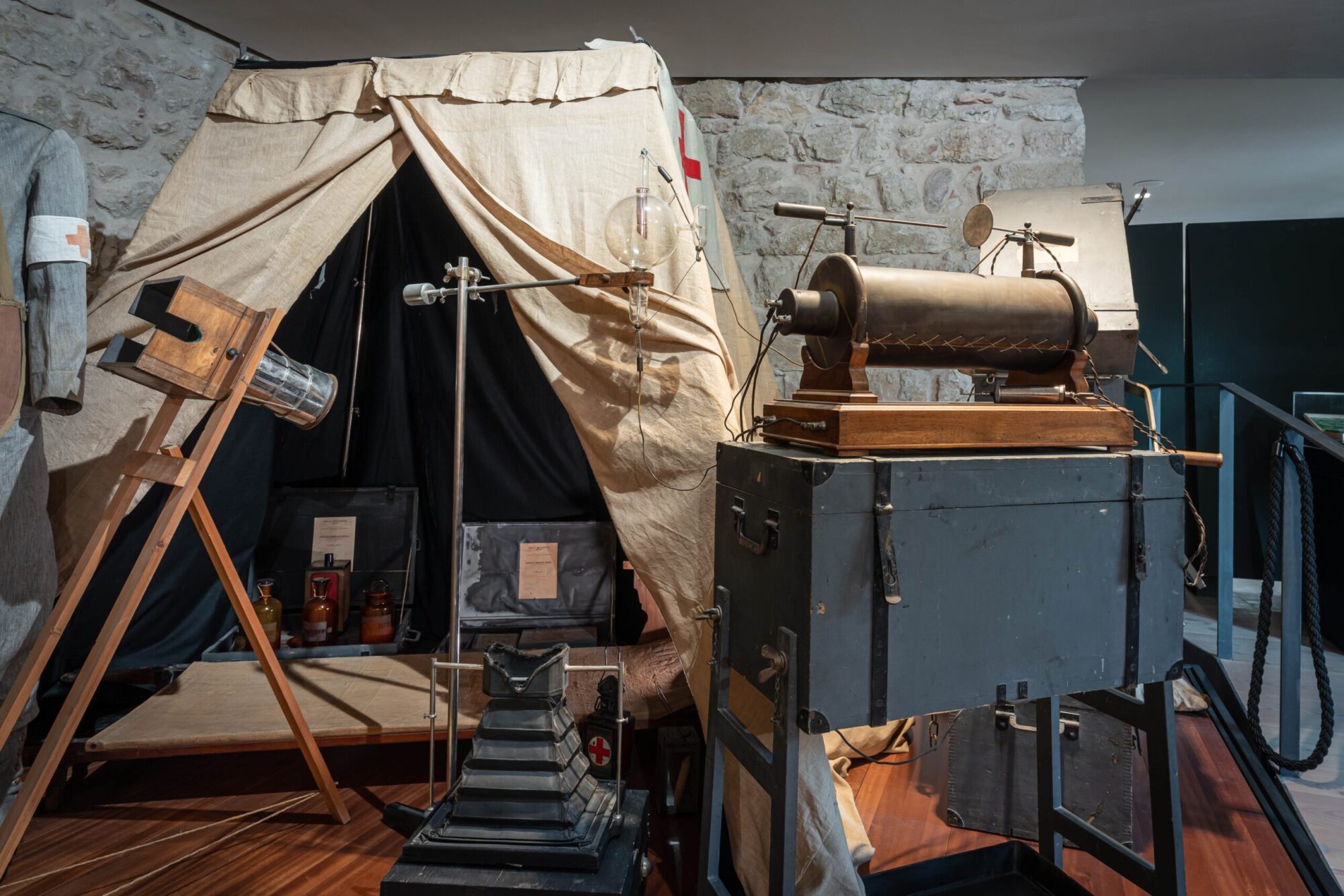 Apparecchio radiografico portatile della Prima guerra mondiale davanti a una tenda da campo