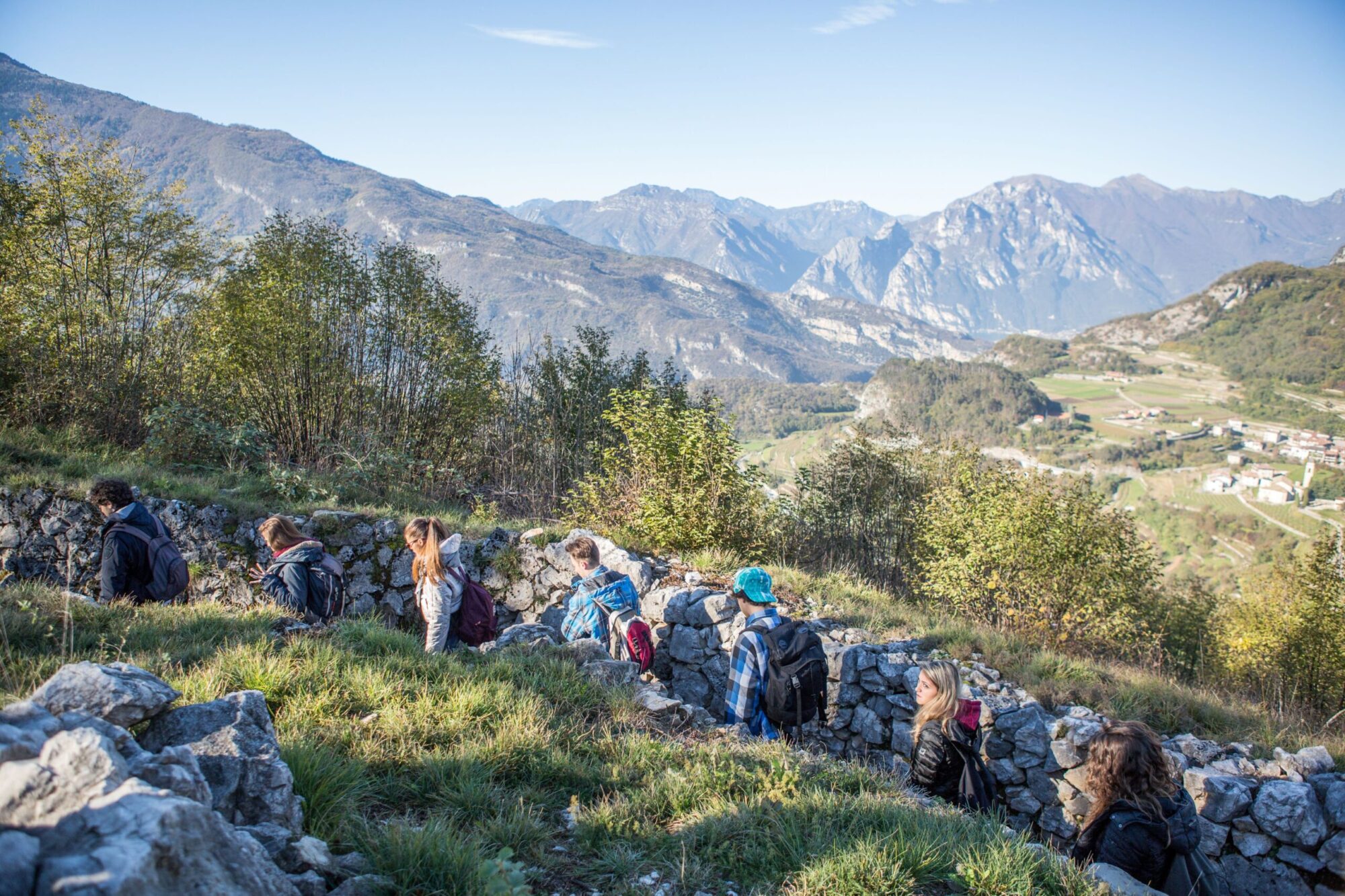 Visitatori lungo le trincee di Nagià Grom, con la Vallagarina sullo sfondo