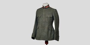 Giubba militare grigio-verde dopo il restauro