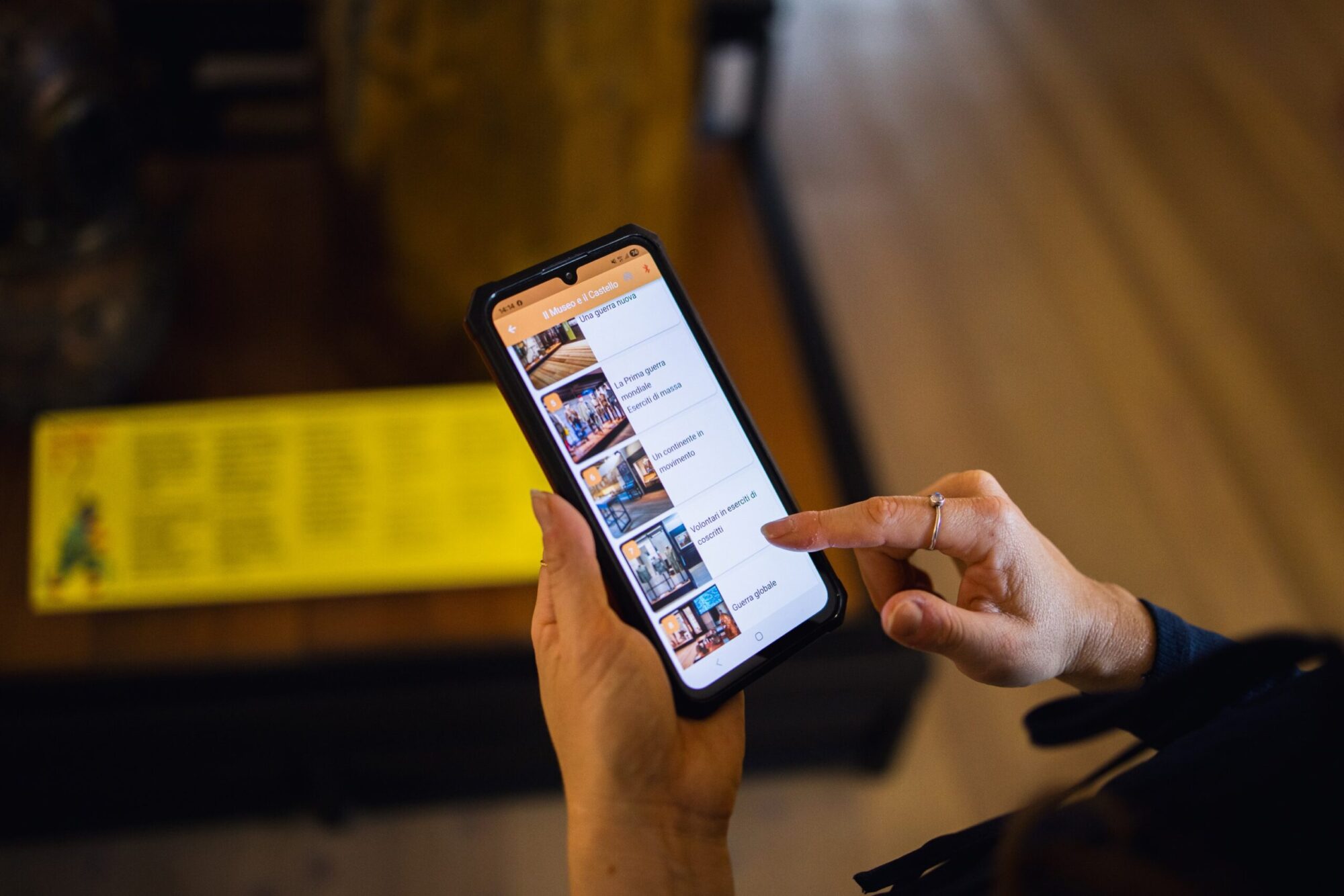 Visitatrice usa sullo smartphone l'app MobiCult con la videoguida in LIS