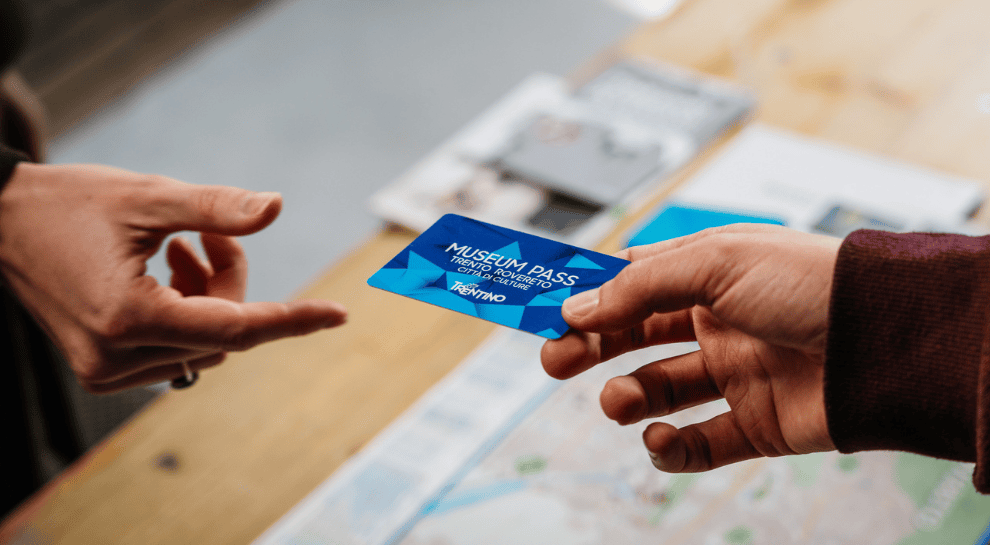 Consegna di una tessera Museum Pass Trentino al banco