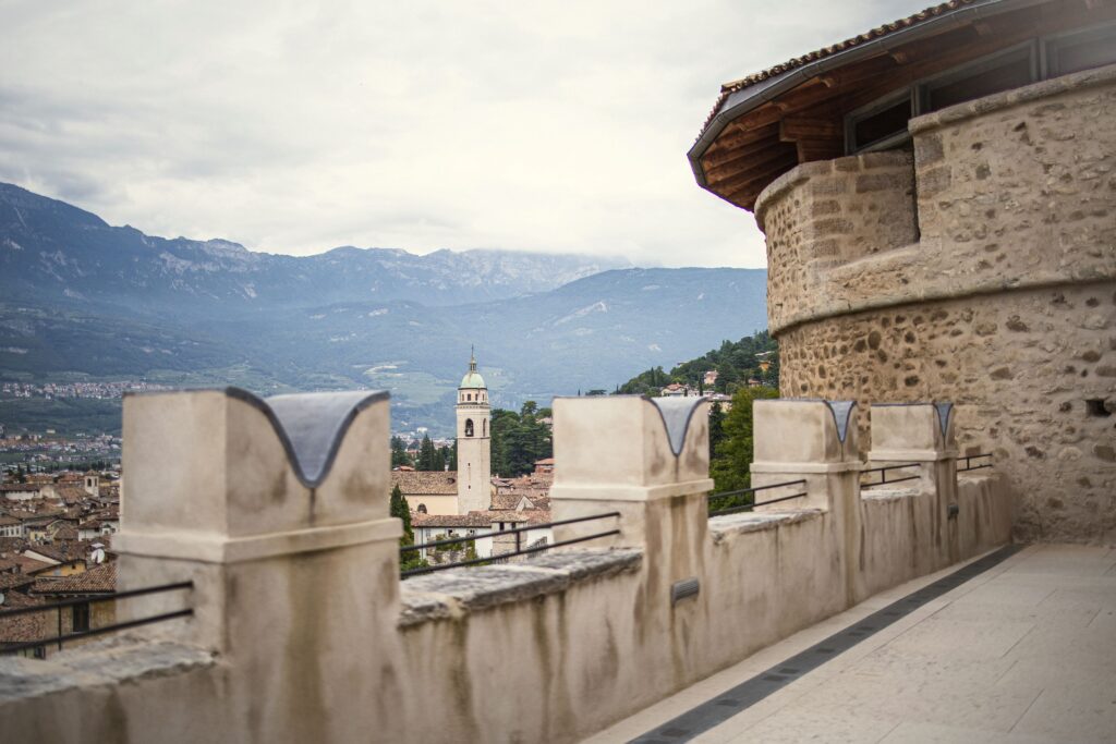 Vista su Rovereto e sulle montagne dalla terrazza del castello