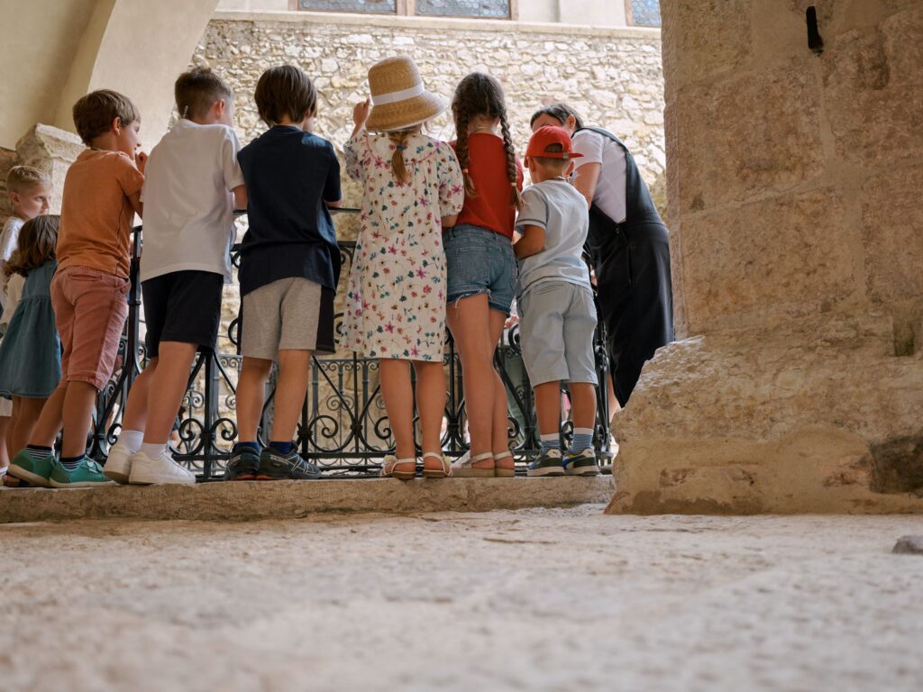 Bambini in visita affacciati a una balaustra del castello