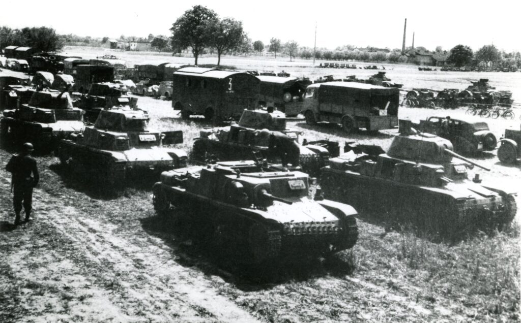 Fotografia storica di carri armati e mezzi militari schierati in un campo