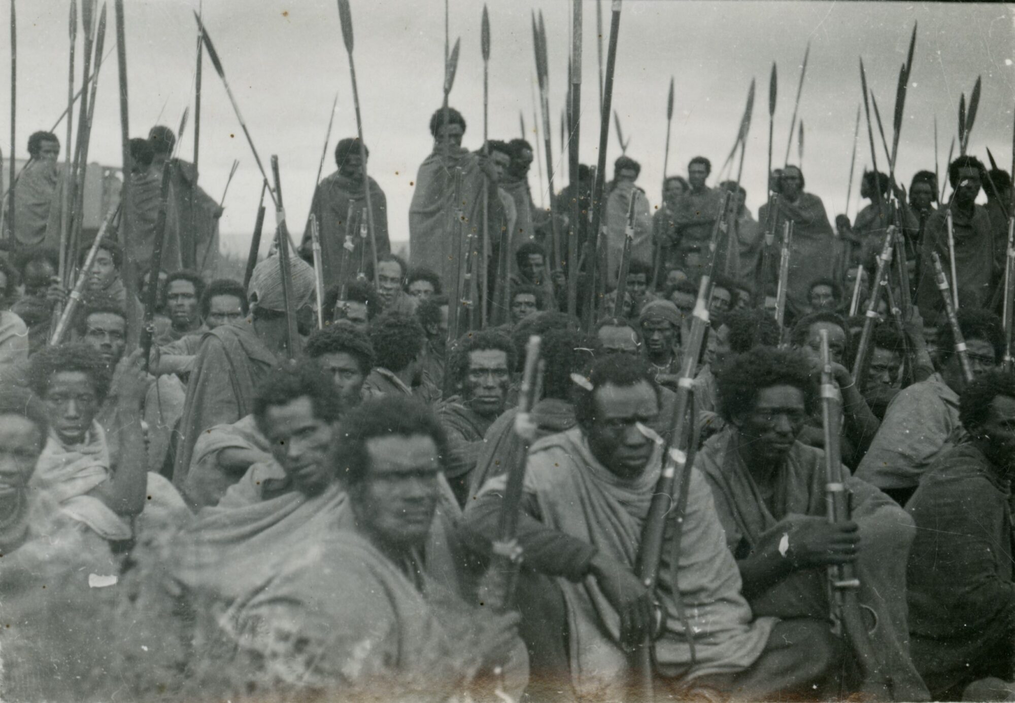 Fotografia storica di un gruppo di uomini africani armati di lance