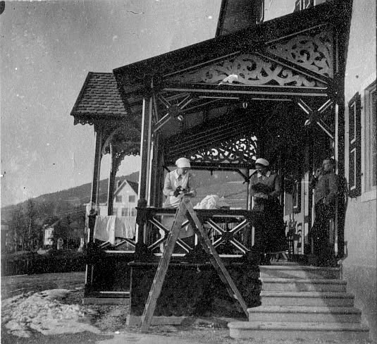 Fotografia d'epoca di persone sotto un padiglione in legno decorato
