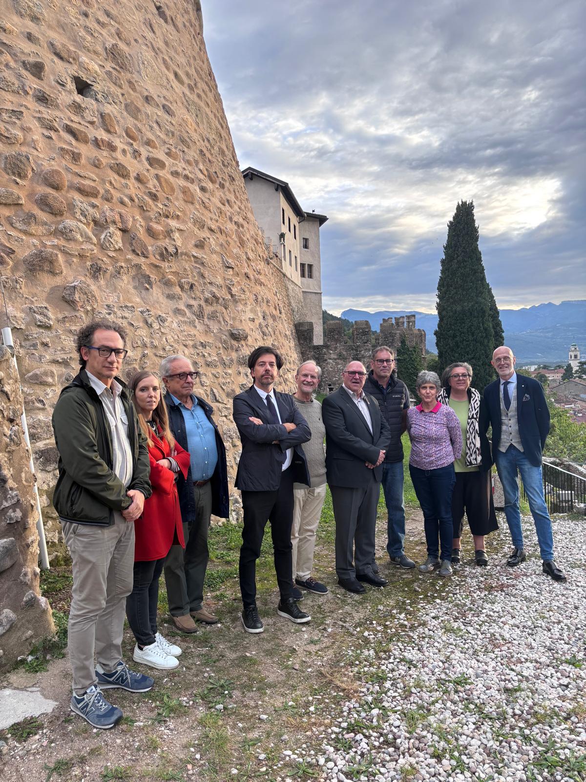 Il consiglio direttivo del MITAG in posa sotto le mura del castello