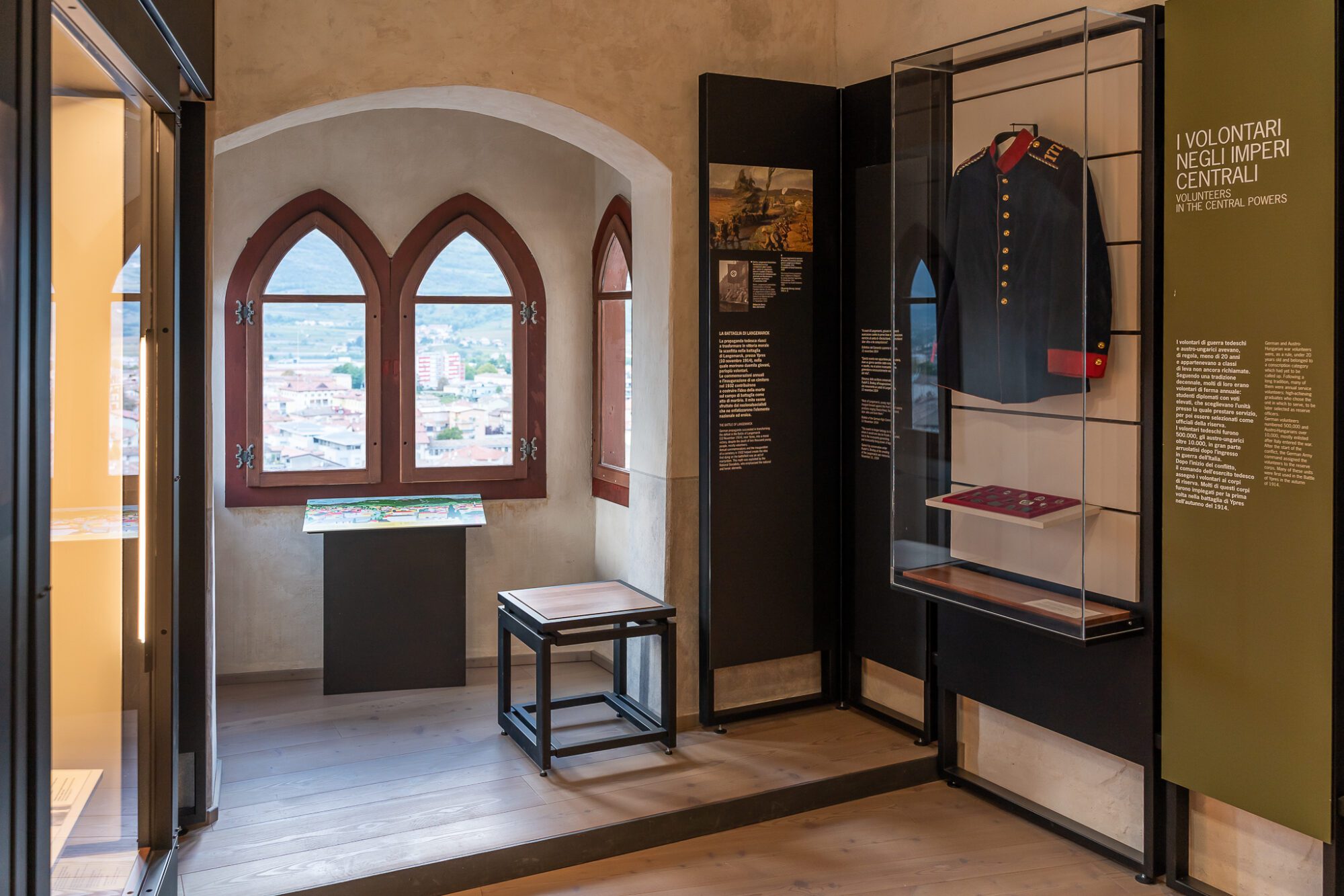 Sala con finestra a bifora e vetrina con un'uniforme, nel percorso del museo