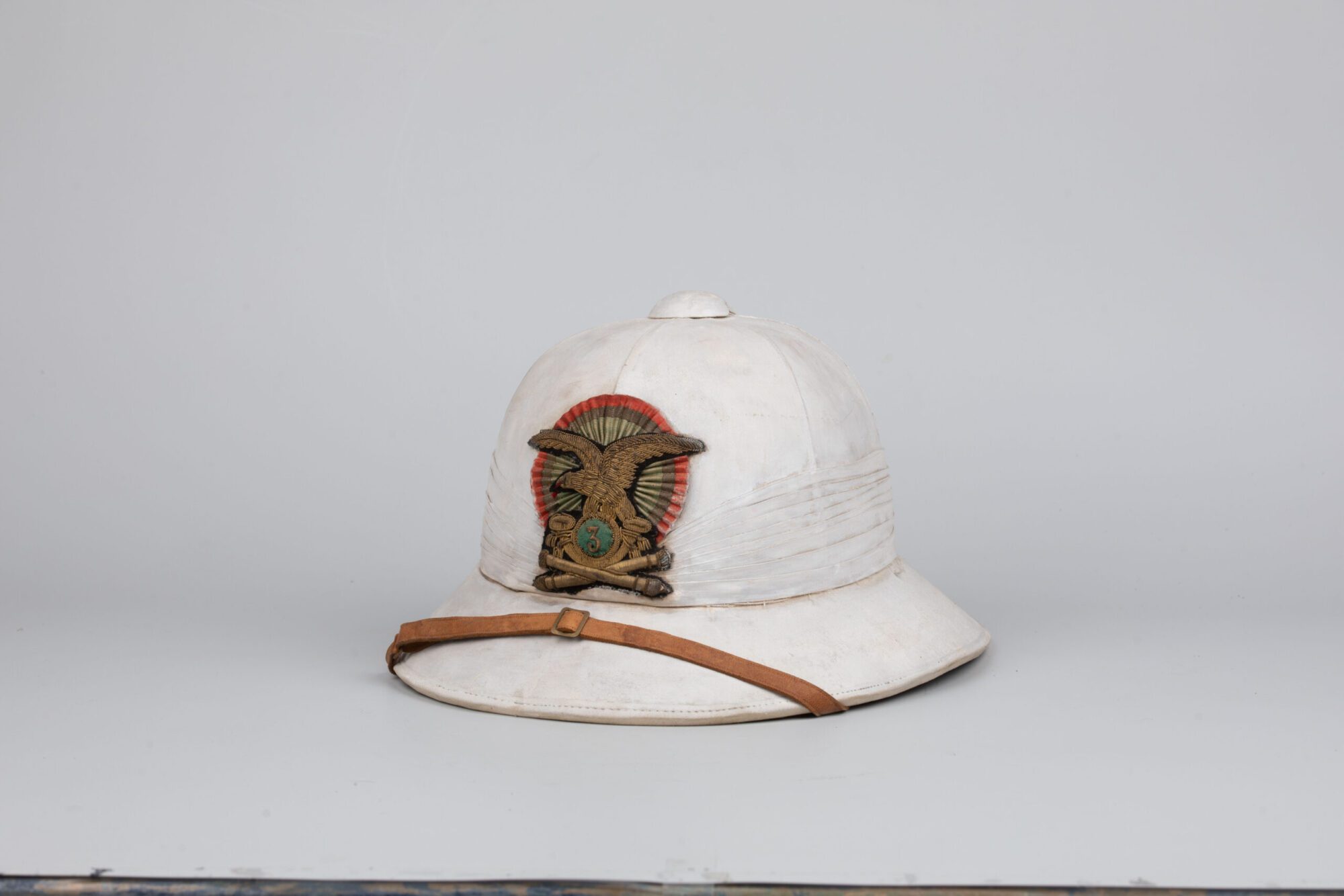 Casco coloniale bianco con fregio